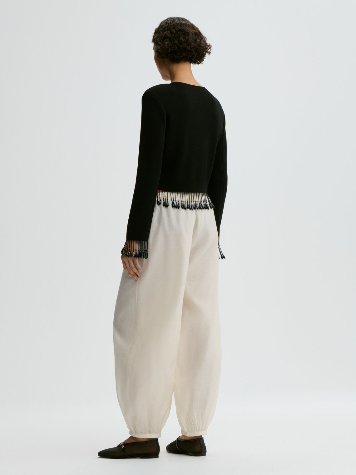 Sort cardigan med perldetaljer og klassisk passform – By Malene Birger