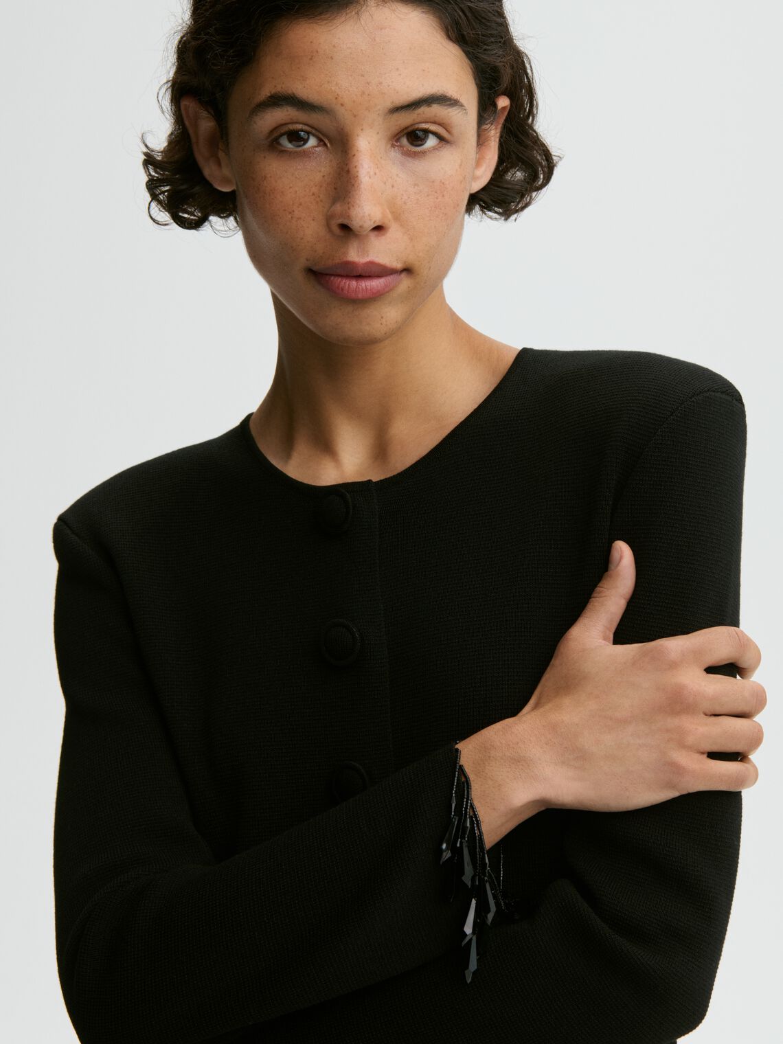 Sort cardigan med perldetaljer og klassisk passform – By Malene Birger