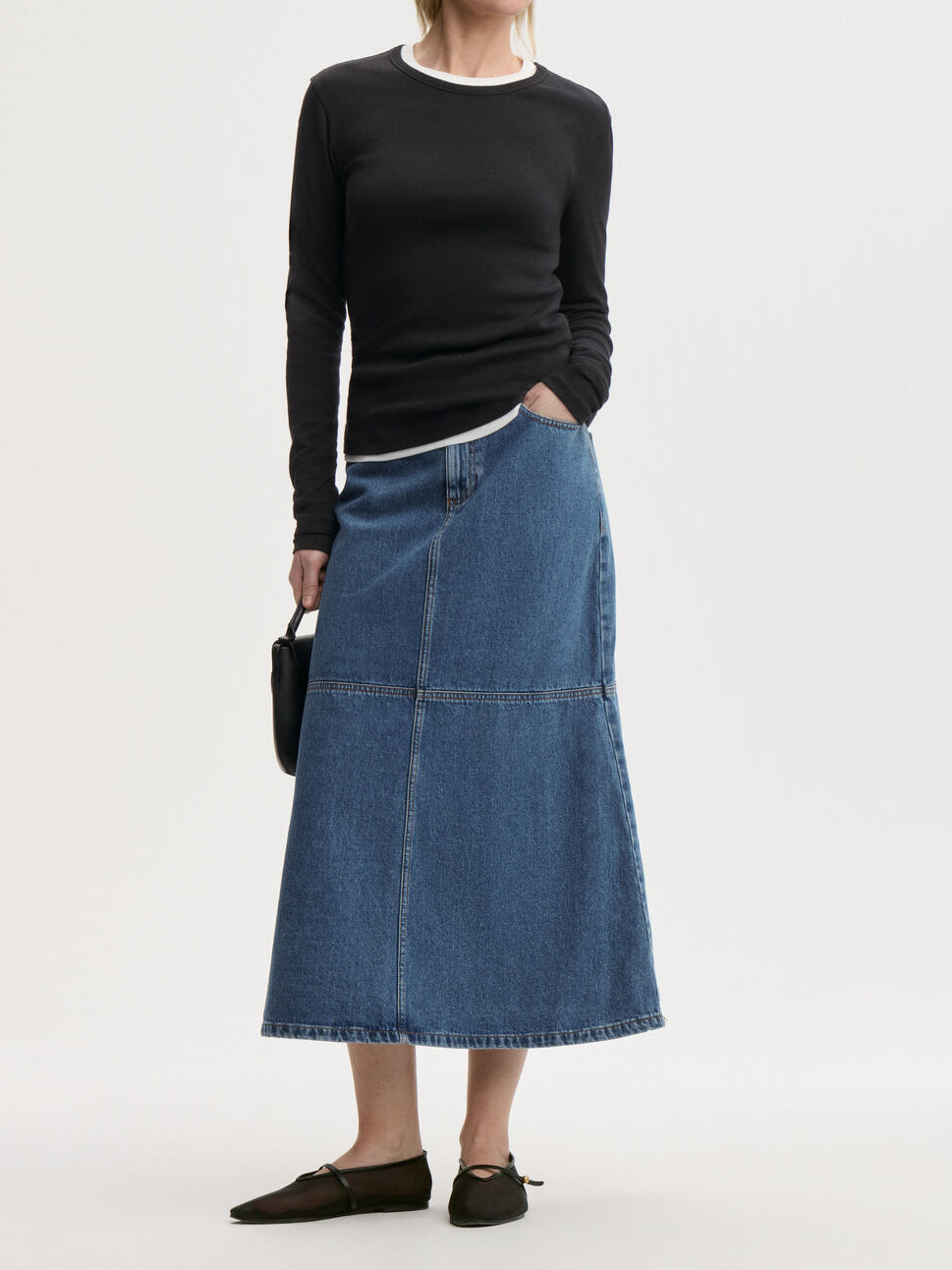 By Malene Birger Solene blå denim-skjørt med brodert monogram, glidelås og knapp i front.