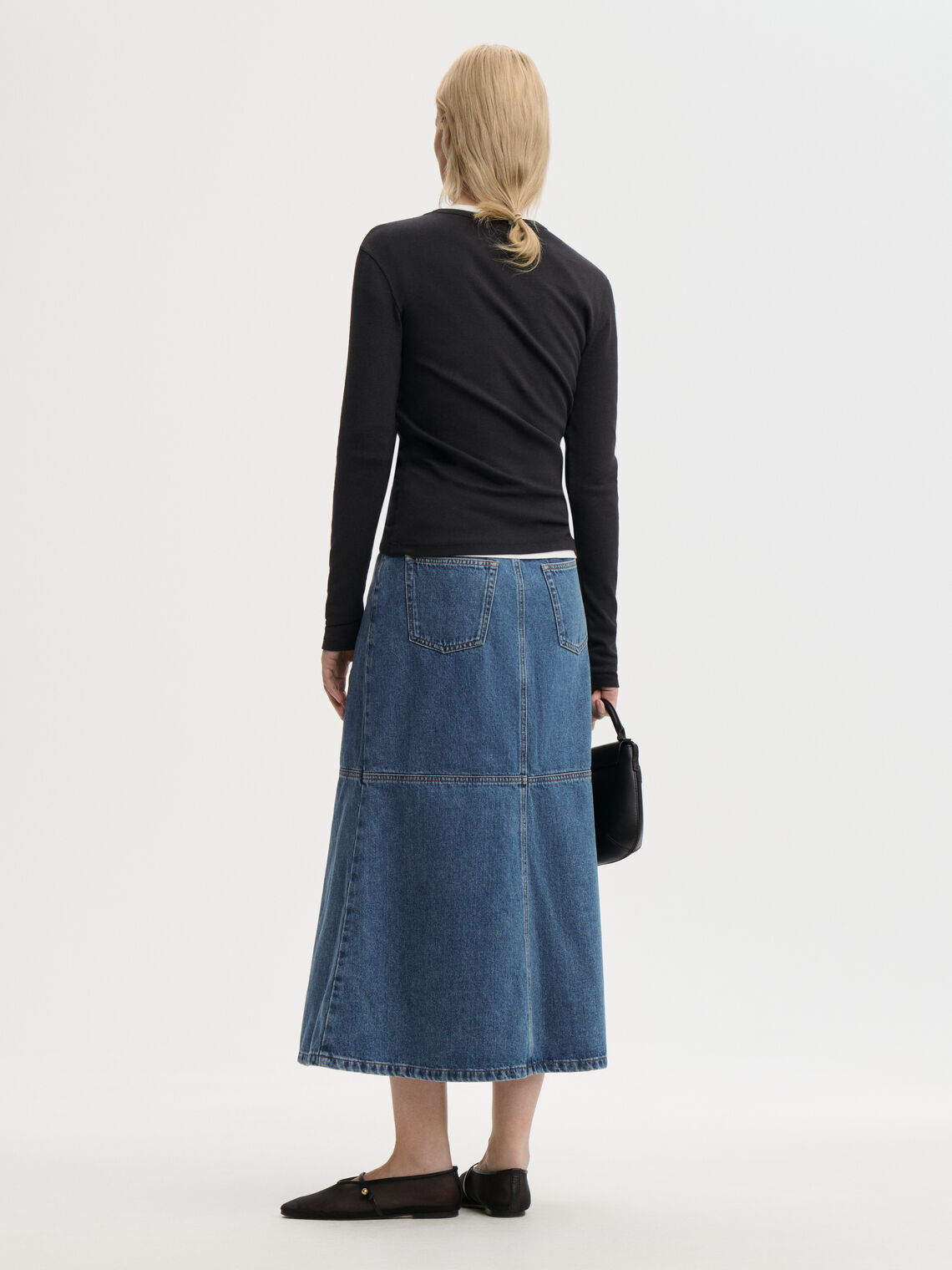 By Malene Birger Solene blå denim-skjørt, baksidedetalj med bakre lommer og brodert monogram.