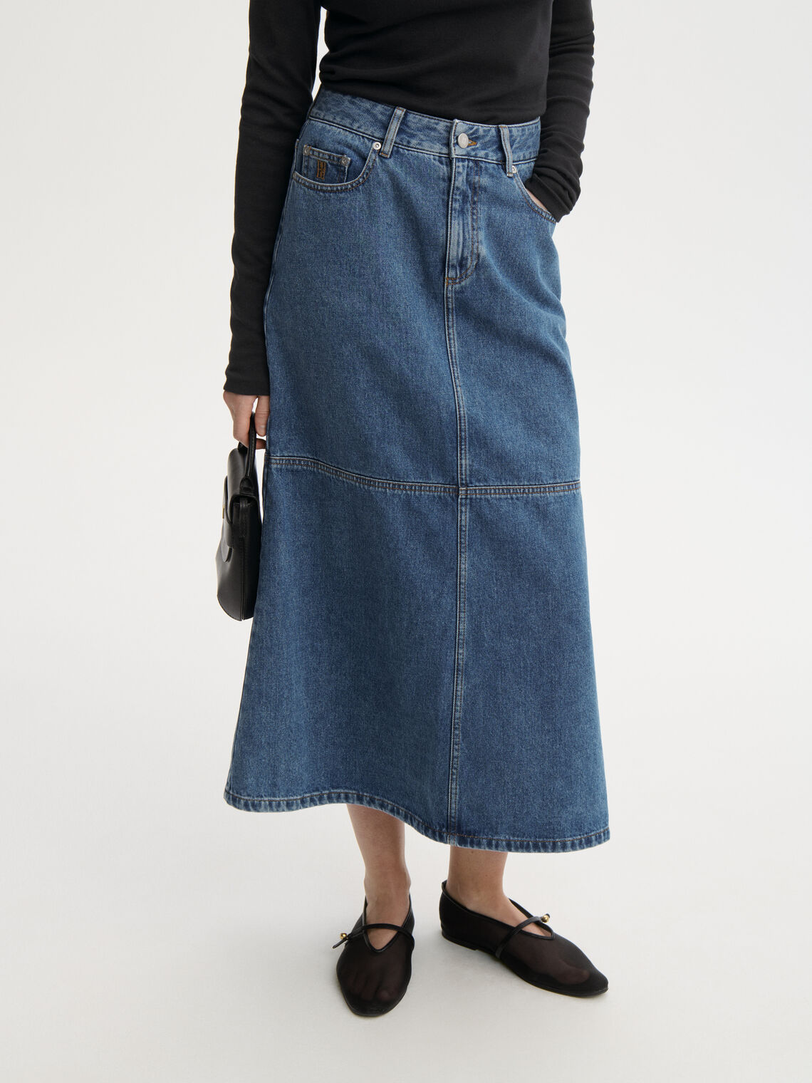 By Malene Birger Solene denim-skjørt i blå organisk bomull, detalj av A-linjet snitt og søm.