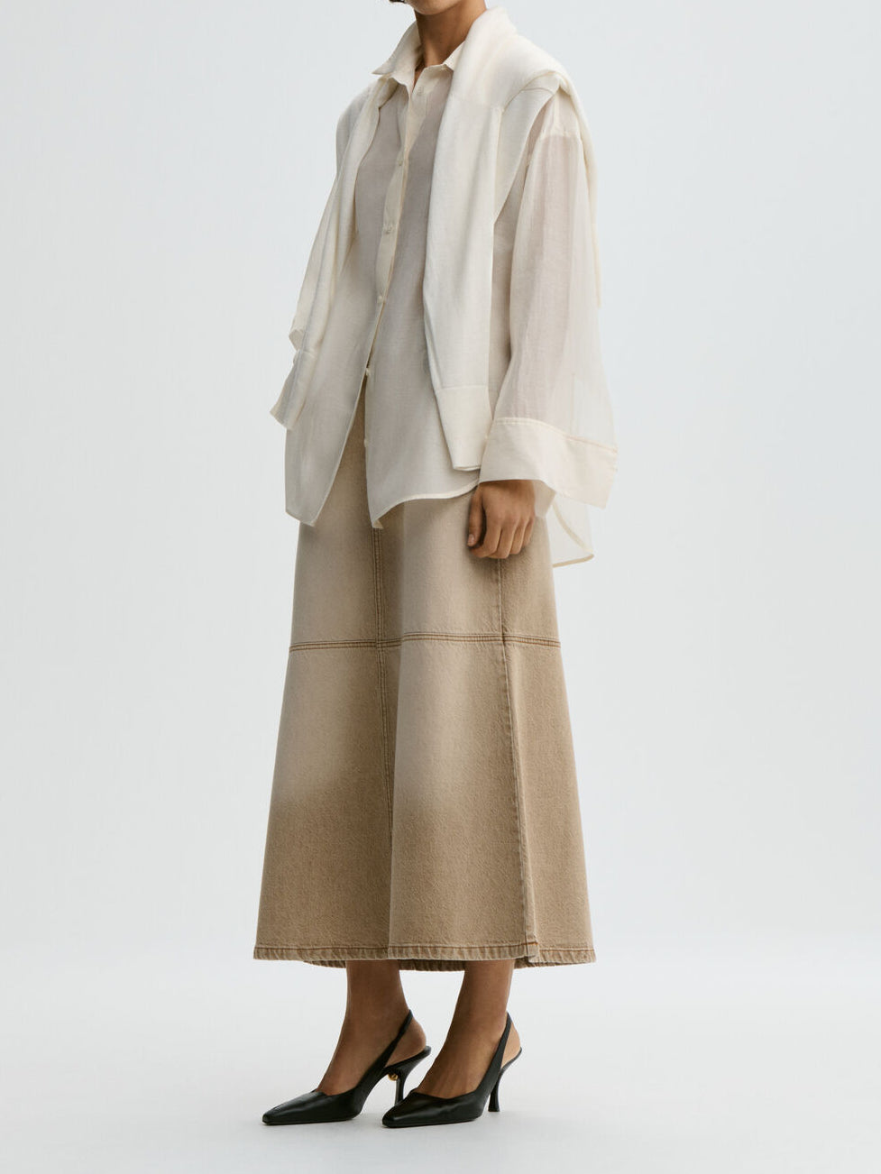 SOLENE DENIM skjørt fra By Malene Birger i fargen vasket beige, laget i denim av organisk bomull.