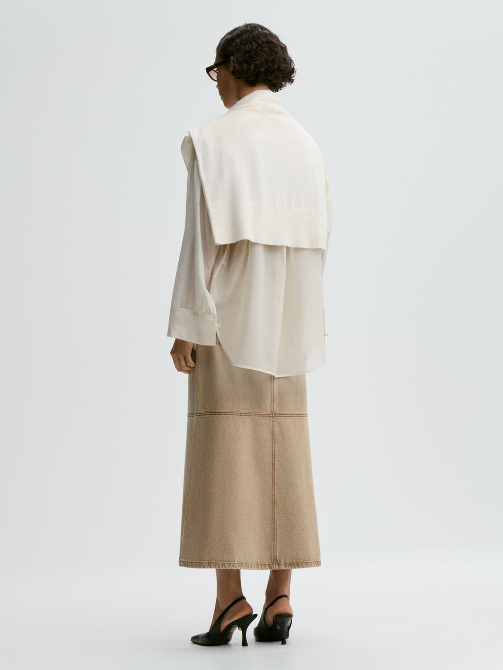 SOLENE DENIM skjørt fra By Malene Birger i fargen vasket beige, laget i denim av organisk bomull.