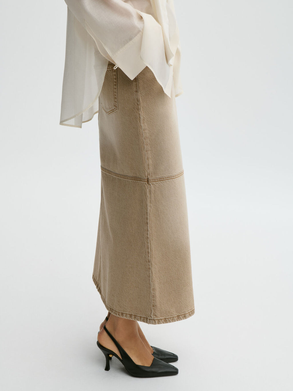 SOLENE DENIM skjørt fra By Malene Birger i fargen vasket beige, laget i denim av organisk bomull.