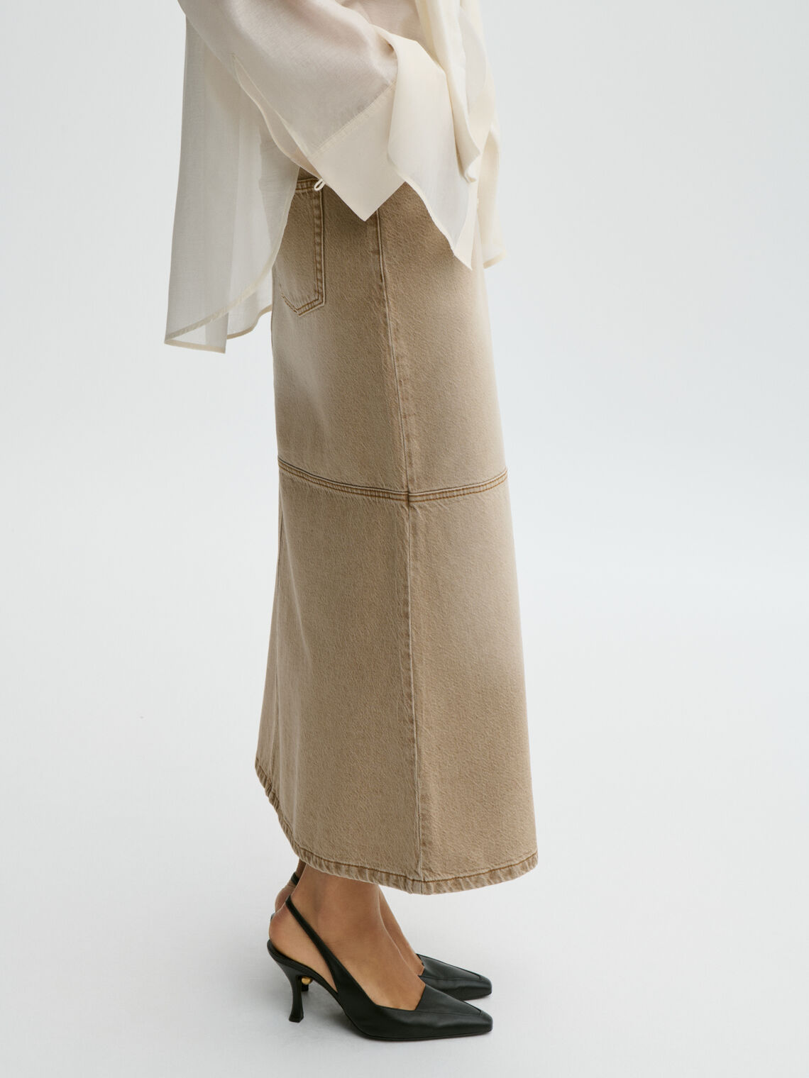 SOLENE DENIM skjørt fra By Malene Birger i fargen vasket beige, laget i denim av organisk bomull.