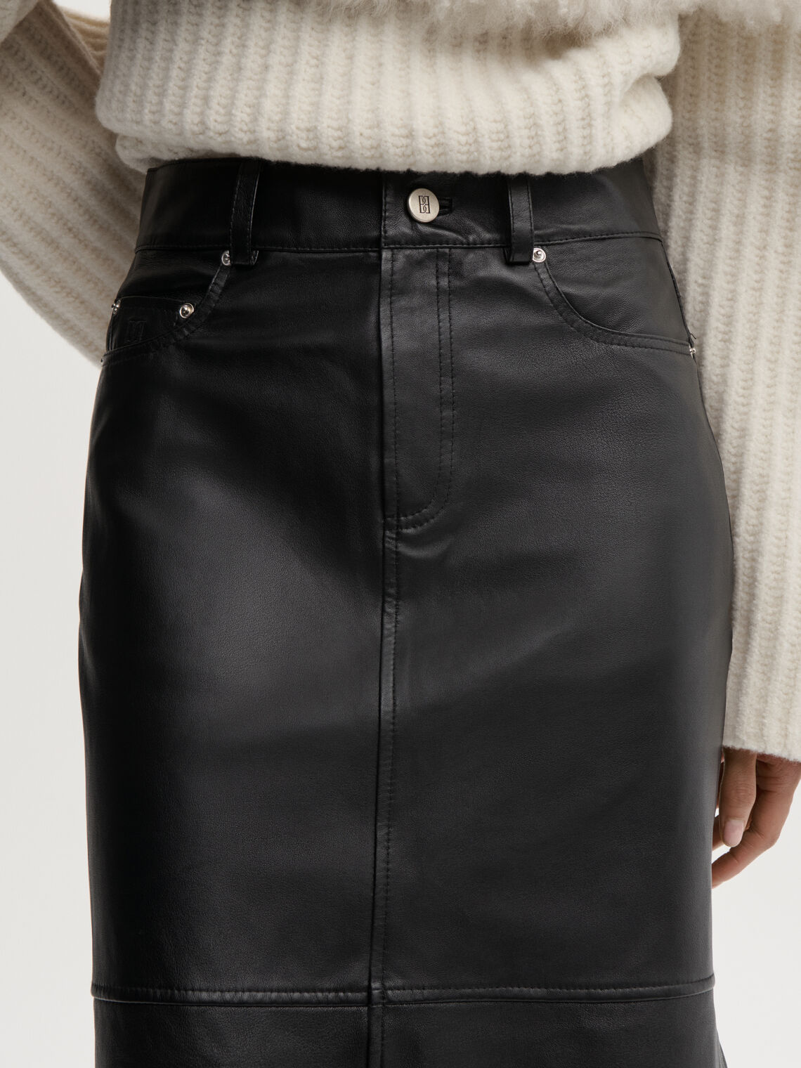 SOLENE skjørt fra By Malene Birger i fargen sort, laget i skinn.