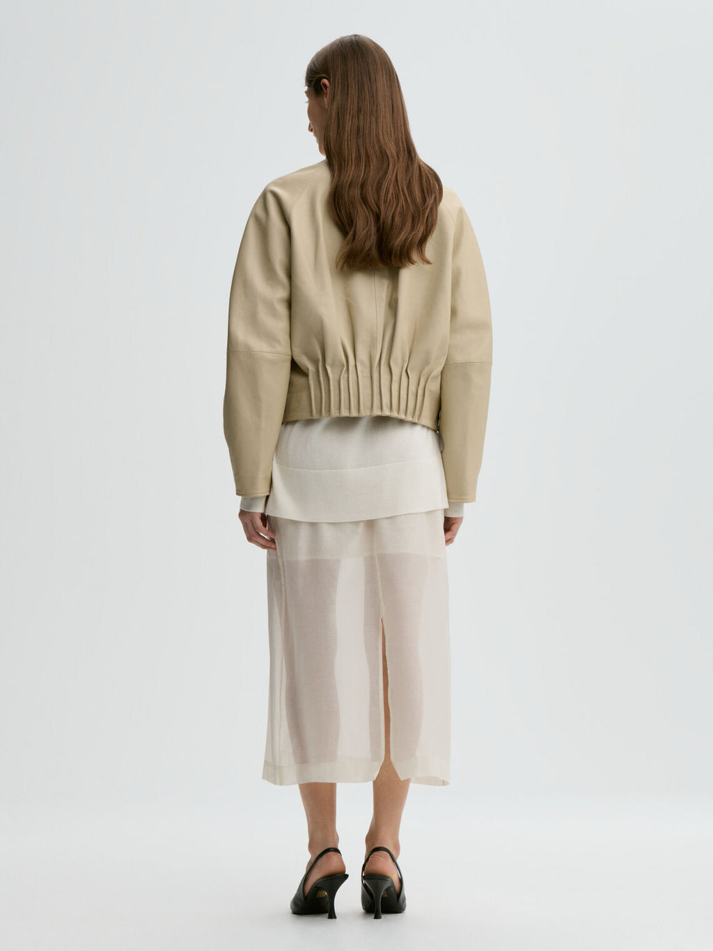 SUZANNE jakke fra By Malene Birger i fargen beige, laget i skinn.