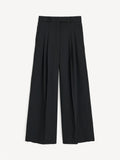 TAALIA bukse fra By Malene Birger i fargen sort, laget i polyester og viskose. Avslappet passform med høyt liv og vide ben.