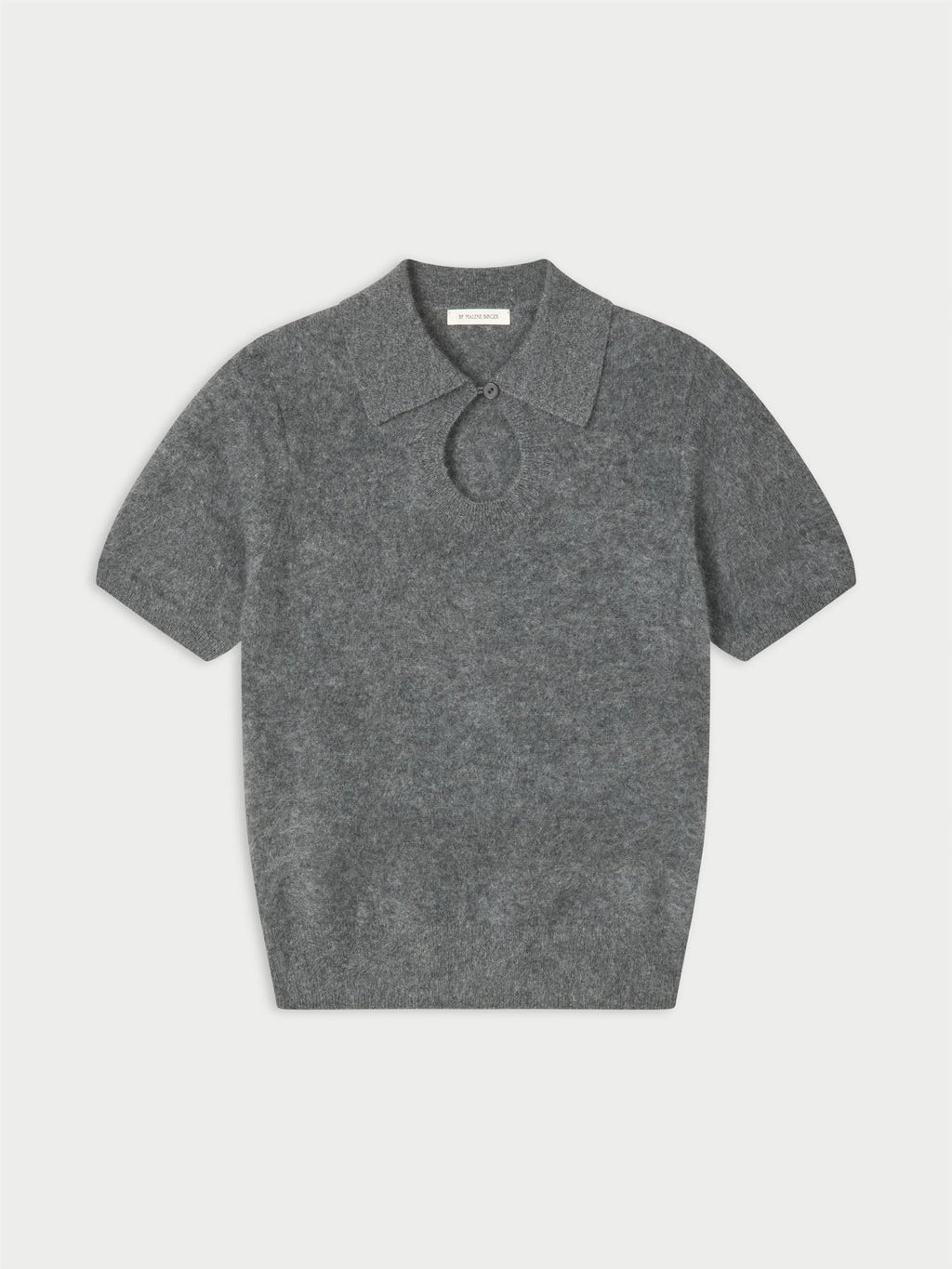 TALALLIA genser fra By Malene Birger i fargen mørkegrå, laget i 100% cashmere. Kortermet med nøkkelhull-utringning som lukkes med knapp, spiss krage og nett passform.