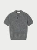 TALALLIA genser fra By Malene Birger i fargen mørkegrå, laget i 100% cashmere. Kortermet med nøkkelhull-utringning som lukkes med knapp, spiss krage og nett passform.