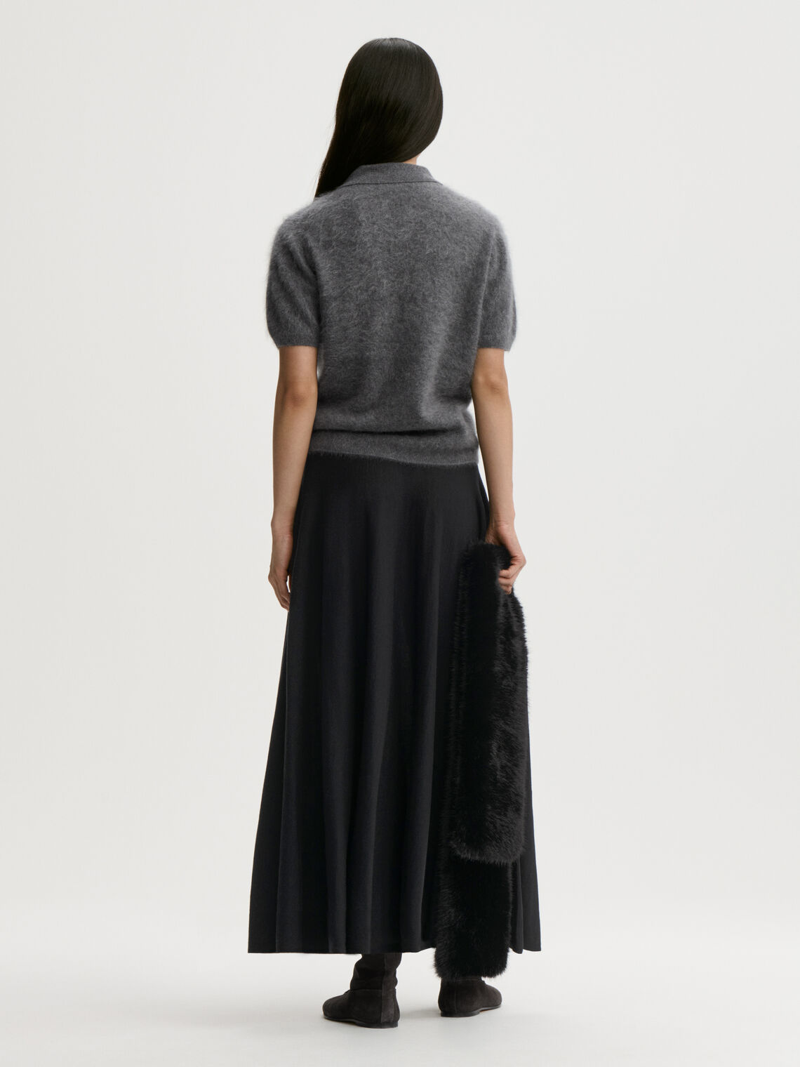TALALLIA genser fra By Malene Birger i fargen mørkegrå, laget i 100% cashmere. Kortermet med nøkkelhull-utringning som lukkes med knapp, spiss krage og nett passform.