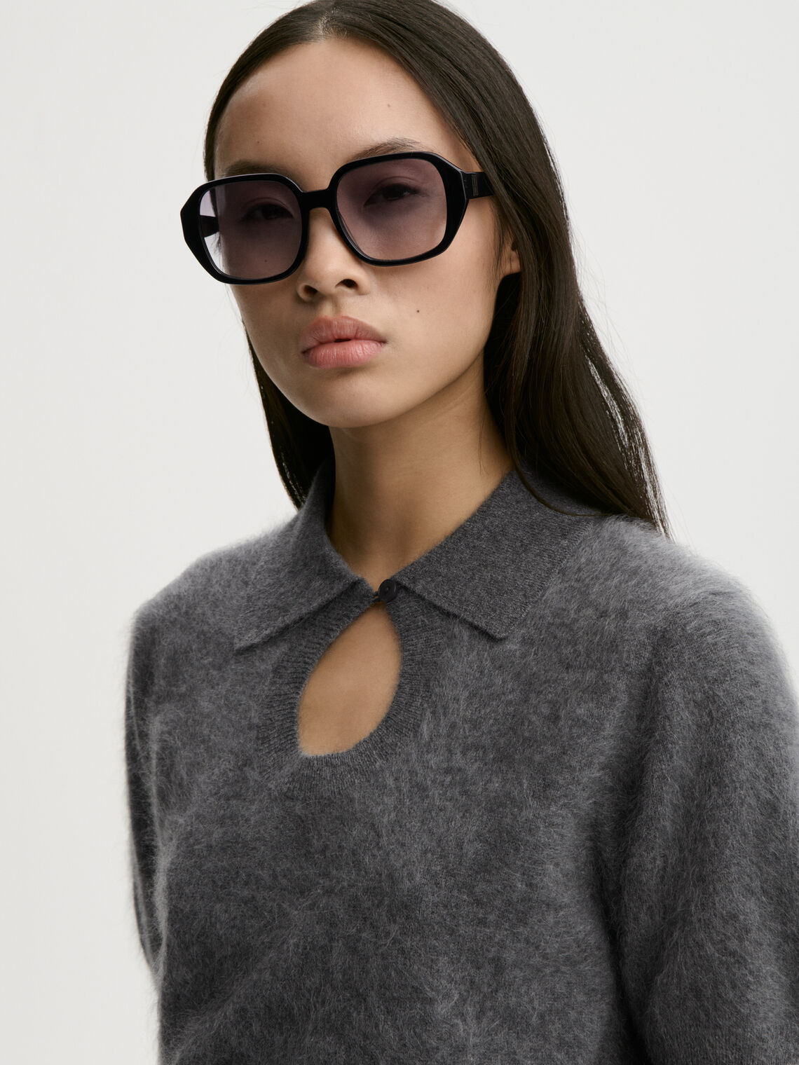 TALALLIA genser fra By Malene Birger i fargen mørkegrå, laget i 100% cashmere. Kortermet med nøkkelhull-utringning som lukkes med knapp, spiss krage og nett passform.