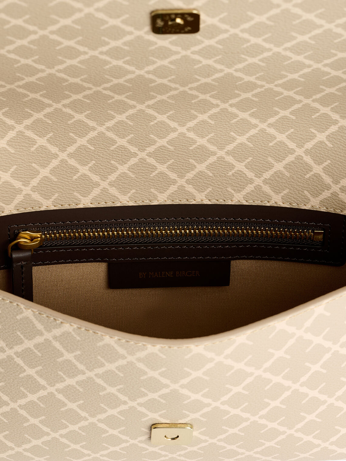 TALLIE veske fra By Malene Birger i fargen beige, laget i polyvinylklorid med Signatur Flower-print. Magnetknapp, avtagbar reim i to lengder og innvendig lomme.