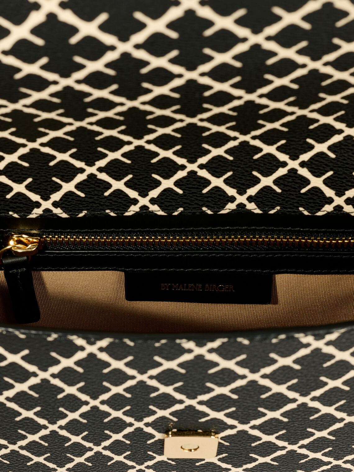 TALLIE veske fra By Malene Birger i fargen sort, laget i polyvinylklorid med Signatur Flower-print. Magnetknapp, avtagbar reim i to lengder og innvendig lomme.