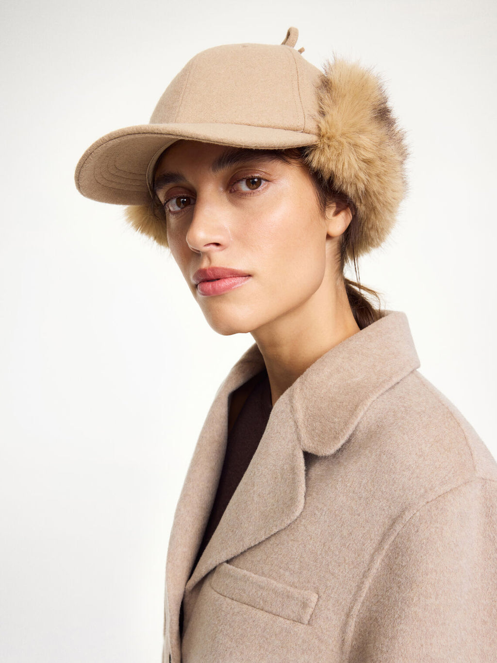 TANNA caps fra By Malene Birger i fargen brun, laget i ull og polyester. Faux fur-ørelapper og justerbare stropper.