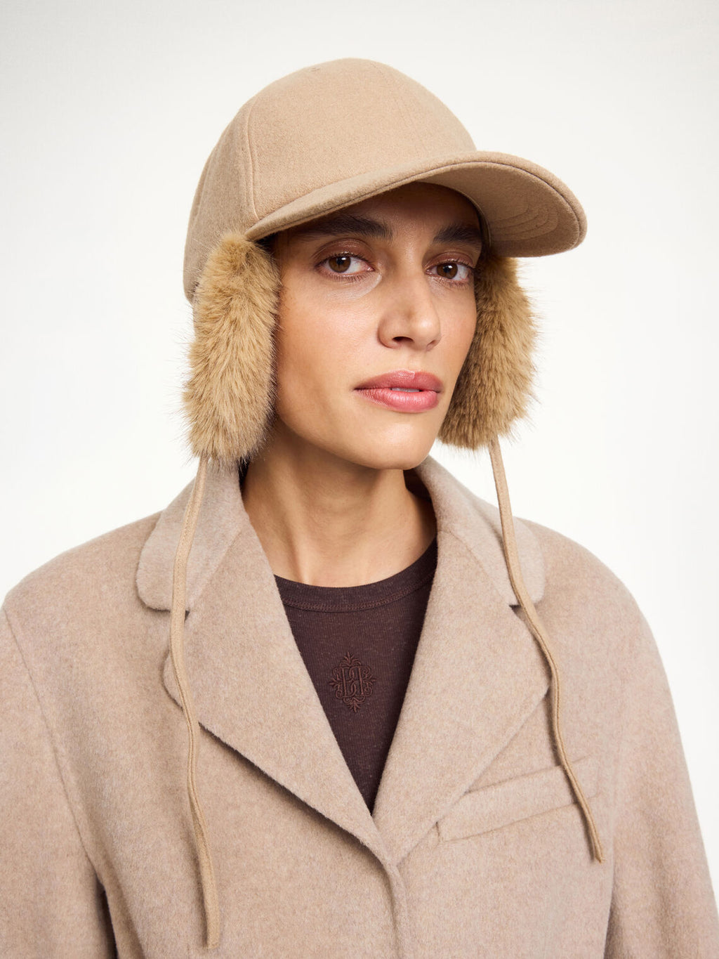 TANNA caps fra By Malene Birger i fargen brun, laget i ull og polyester. Faux fur-ørelapper og justerbare stropper.