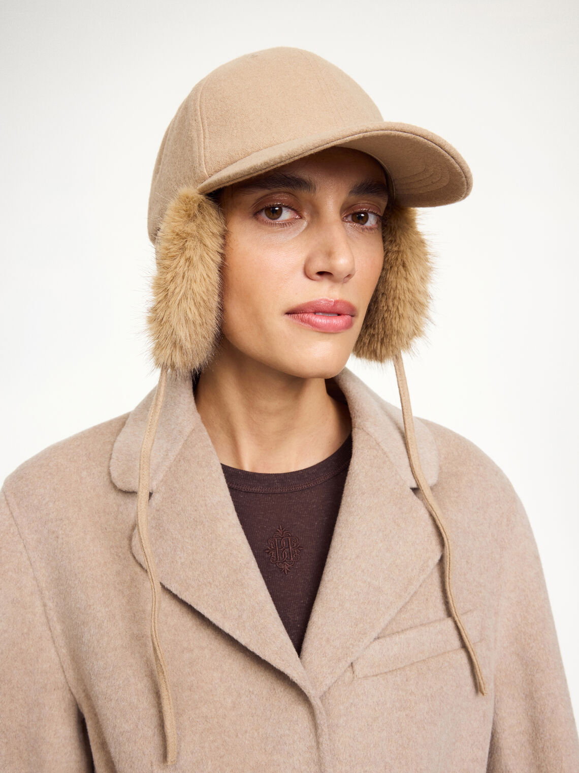 TANNA caps fra By Malene Birger i fargen brun, laget i ull og polyester. Faux fur-ørelapper og justerbare stropper.