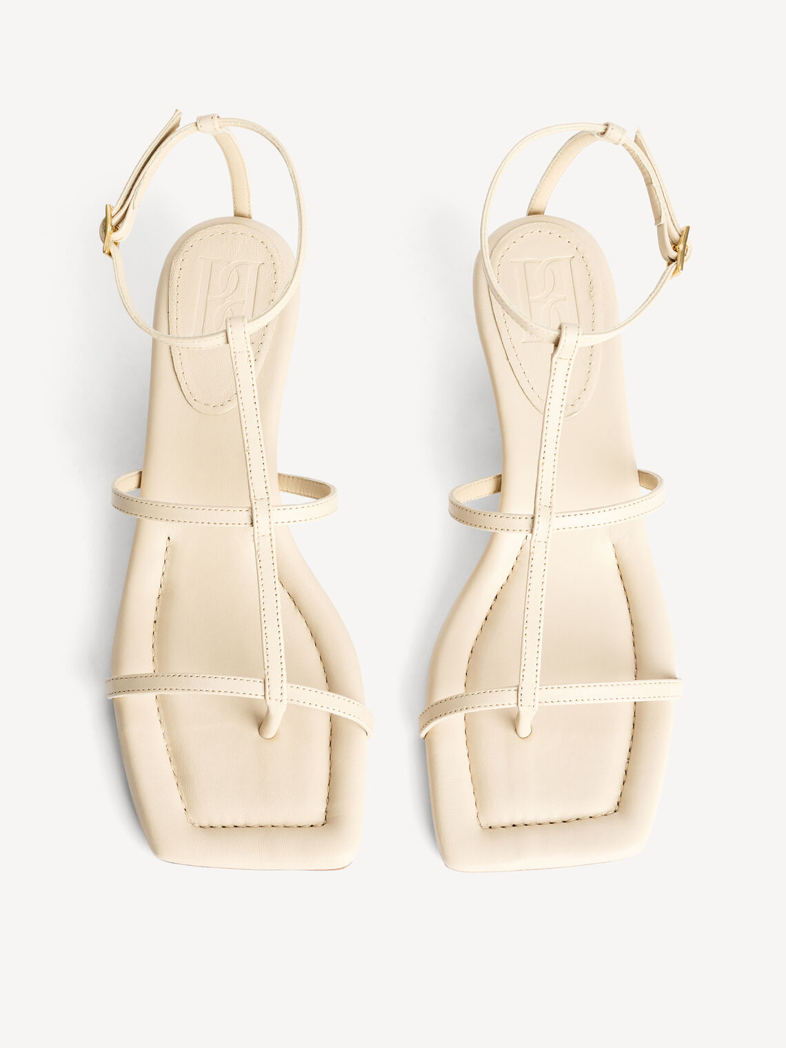 By Malene Birger Teva sandaler i kremfarget, laget av 100% geiteskinn, med firkantet tå og kitten heel.