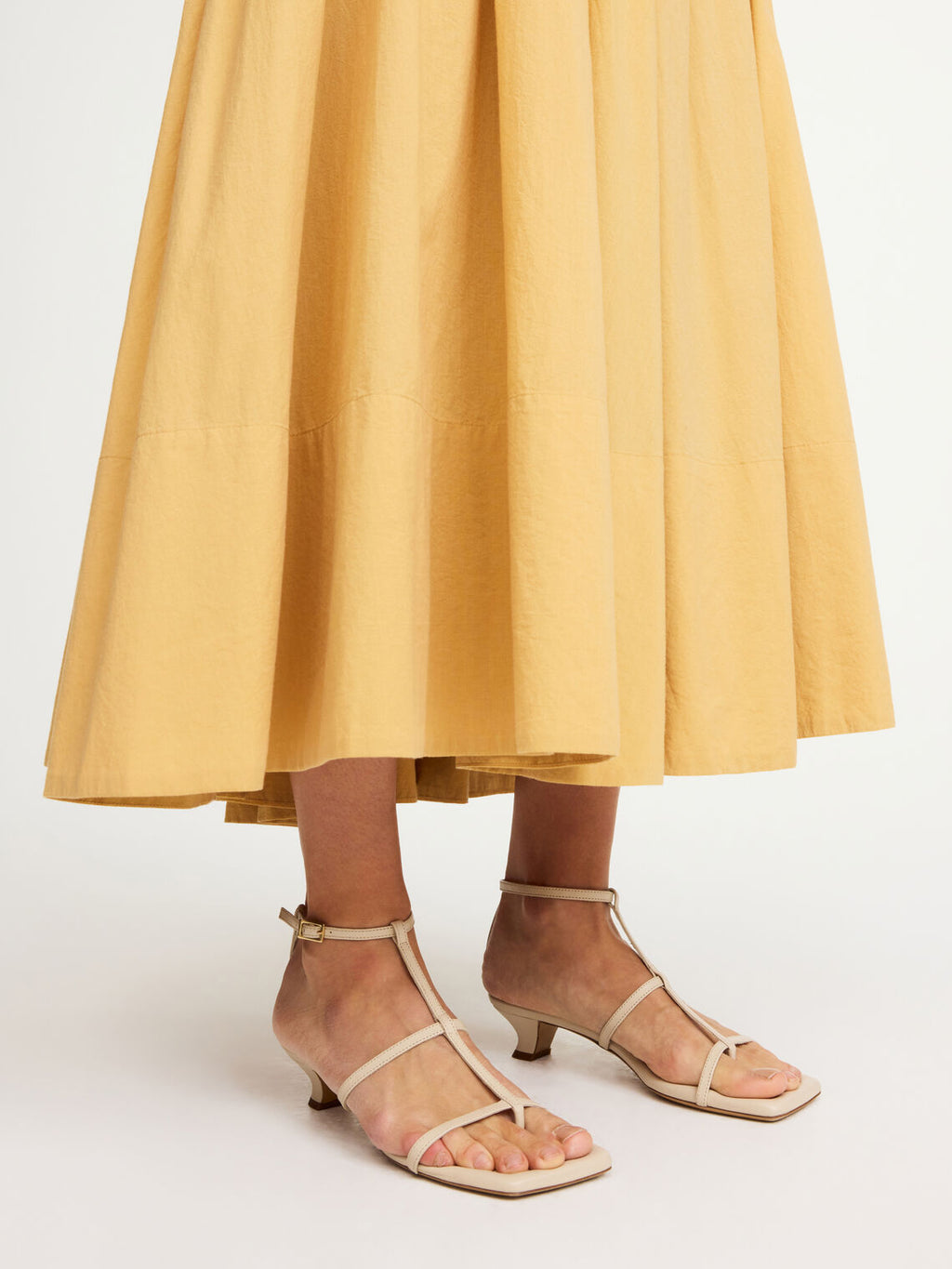 By Malene Birger Teva sandaler i kremfarget, laget av 100% geiteskinn, med firkantet tå og kitten heel.