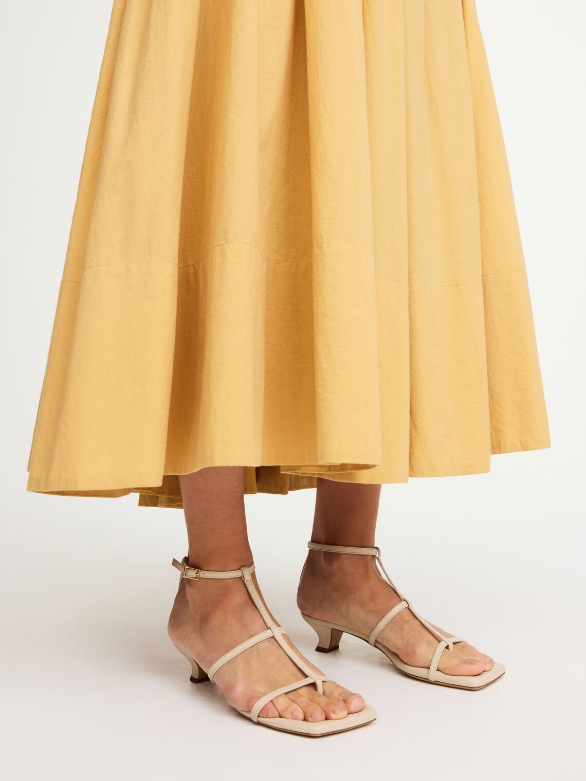 By Malene Birger Teva sandaler i kremfarget, laget av 100% geiteskinn, med firkantet tå og kitten heel.