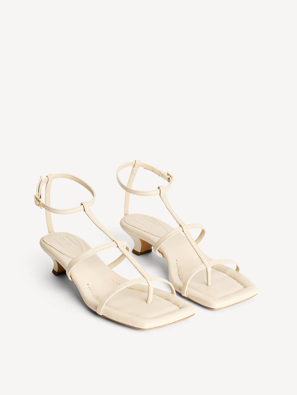 By Malene Birger Teva sandaler i kremfarget, laget av 100% geiteskinn, med firkantet tå og kitten heel.