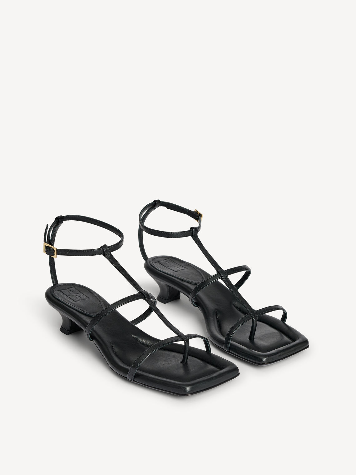 By Malene Birger Teva sandaler i sort, laget av 100% geiteskinn, med firkantet tå og kitten heel.