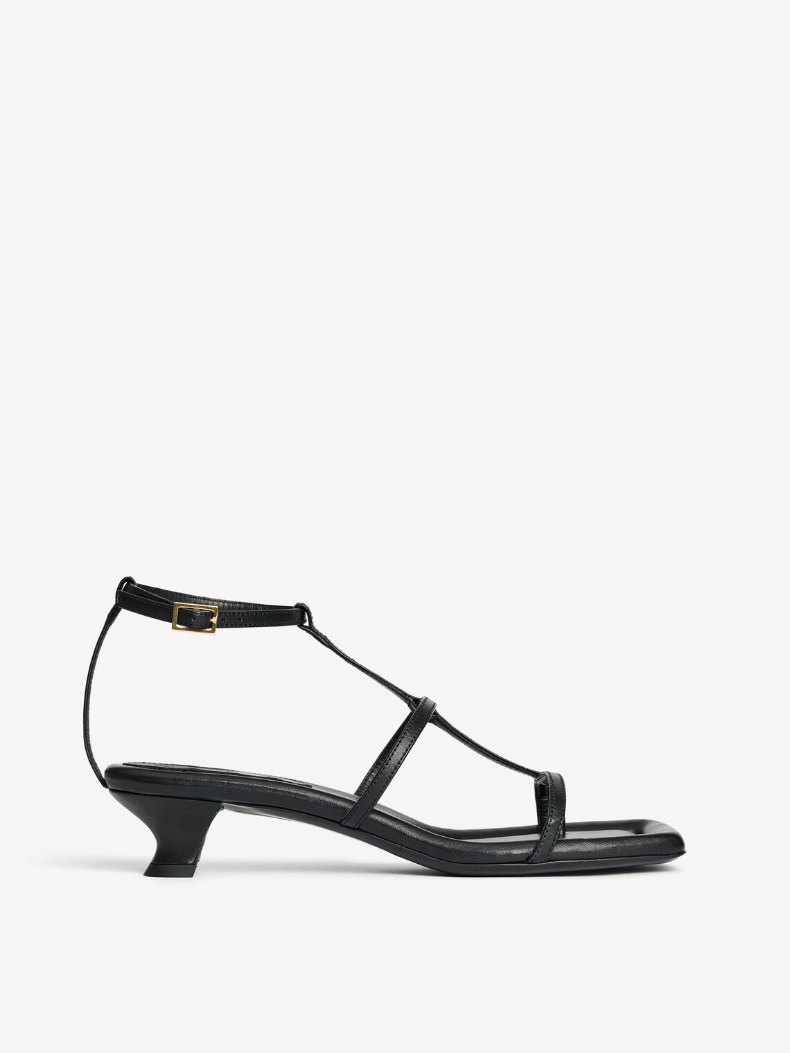 By Malene Birger Teva sandaler i sort, laget av 100% geiteskinn, med firkantet tå og kitten heel.