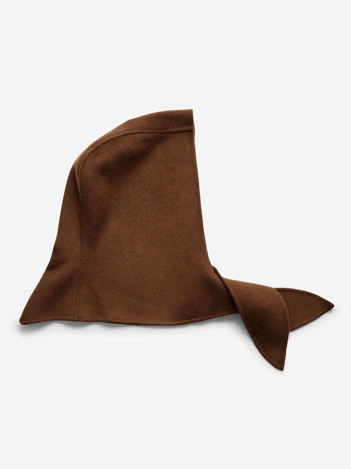 By Malene Birger Tianne ullhette i mørkebrun, laget av 100% ull, med en oversized passform som kan knytes.