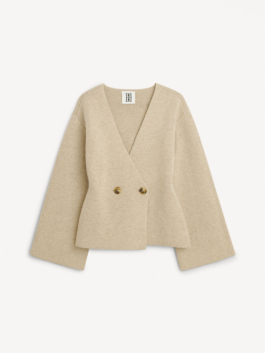 By Malene Birger Tinley cardigan i beige, med et dobbeltspent uttrykk og feminine trompetarmer, laget av ull og elastan.