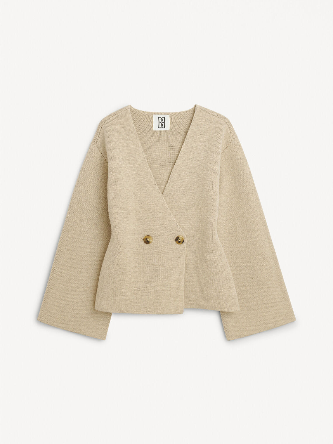 By Malene Birger Tinley cardigan i beige, med et dobbeltspent uttrykk og feminine trompetarmer, laget av ull og elastan.