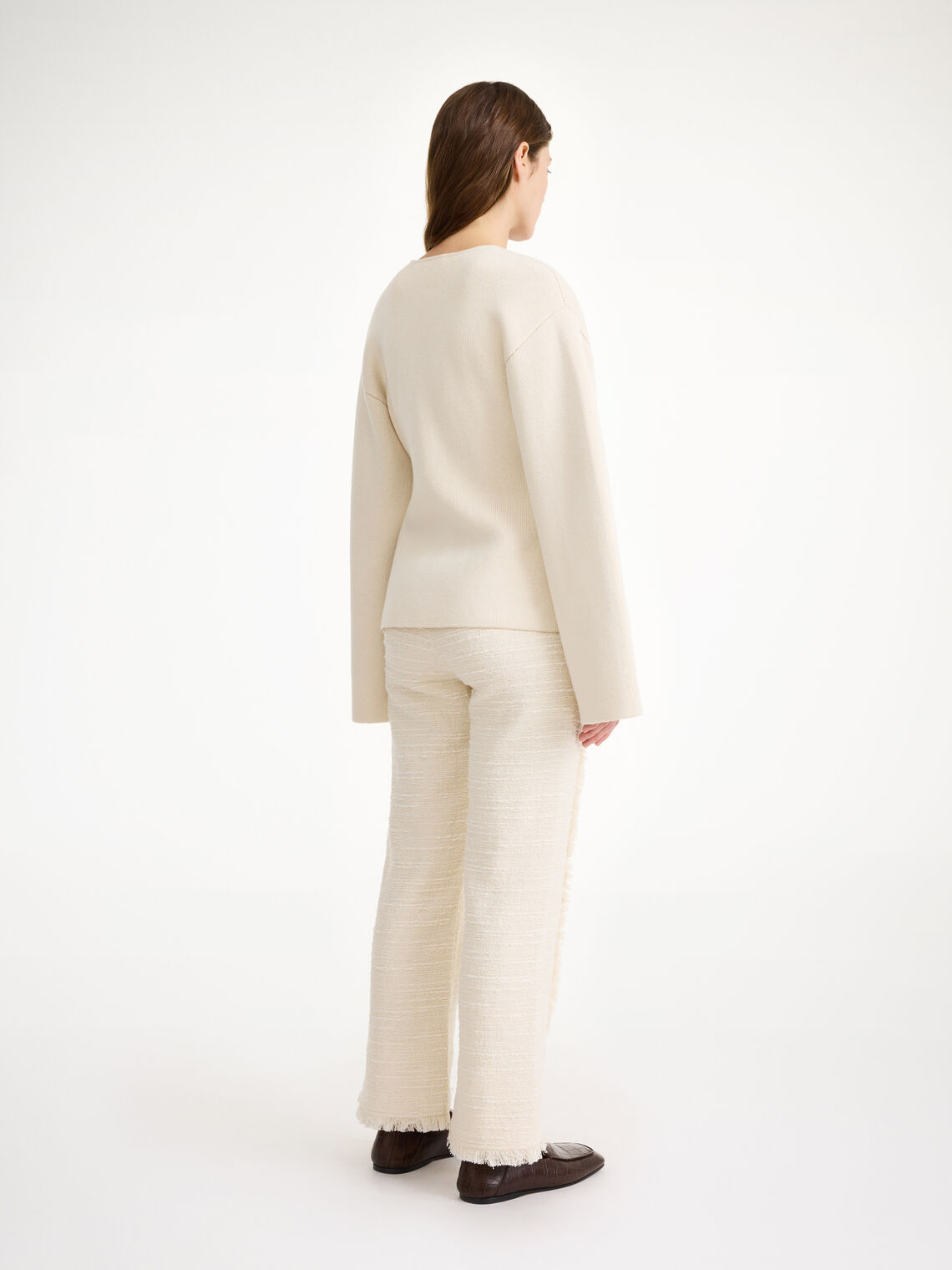 By Malene Birger Tinley cardigan i hvit, med et dobbeltspent uttrykk og feminine trompetarmer, laget av ull, bomull og elastan.