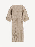 By Malene Birger Tralaido kjole i beige, med plissé struktur, båtutringning og vide ermer, laget av resirkulert polyester.