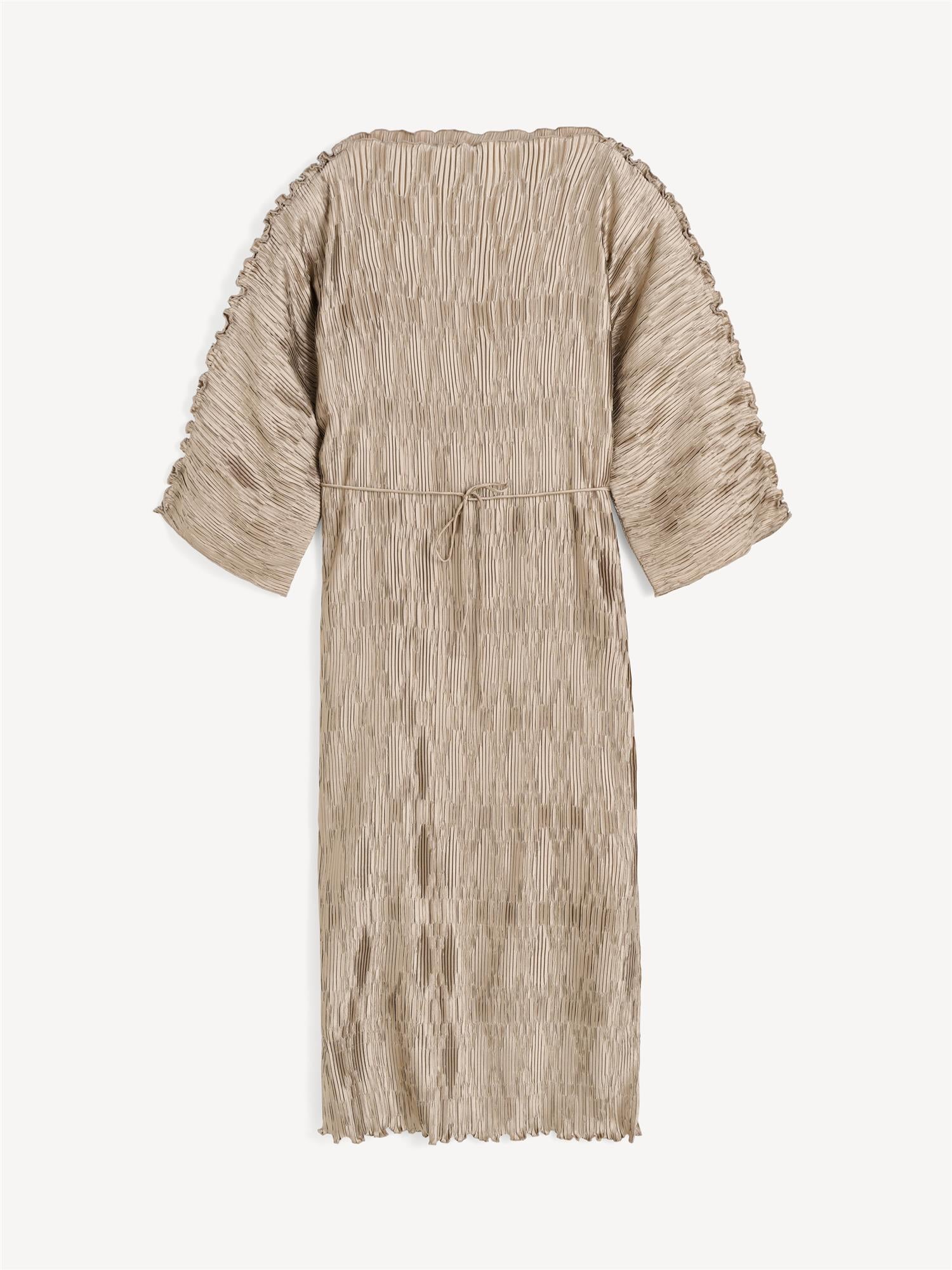 By Malene Birger Tralaido kjole i beige, med plissé struktur, båtutringning og vide ermer, laget av resirkulert polyester.