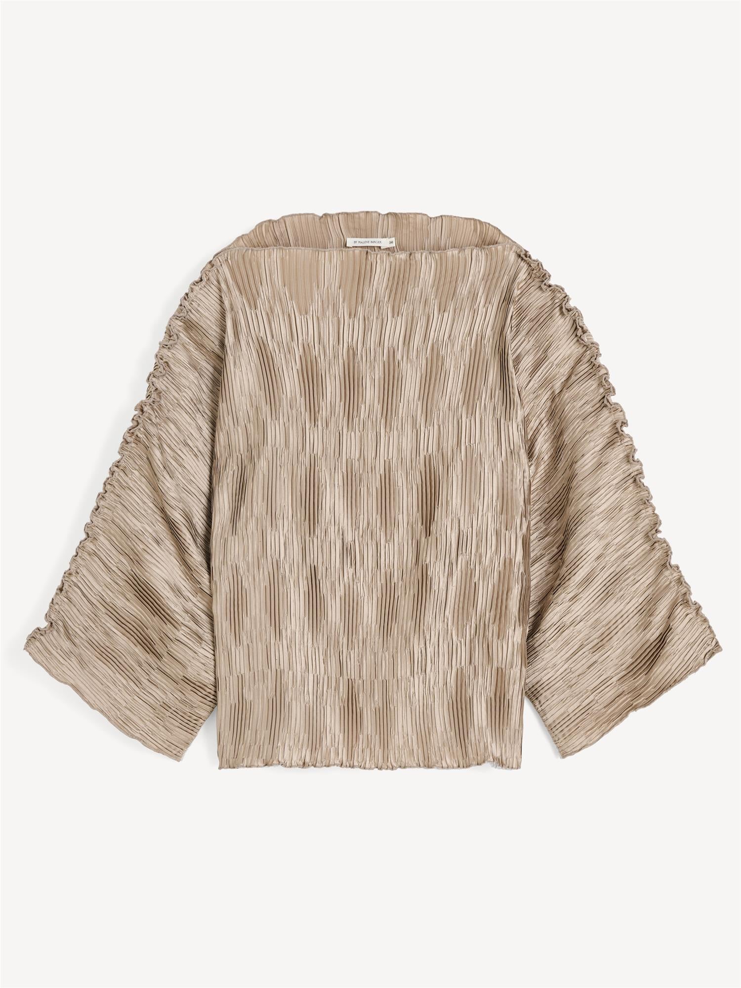 By Malene Birger Tralluman bluse i beige, laget av 100% resirkulert polyester, med plissé struktur, båtutringning og vide ermer.