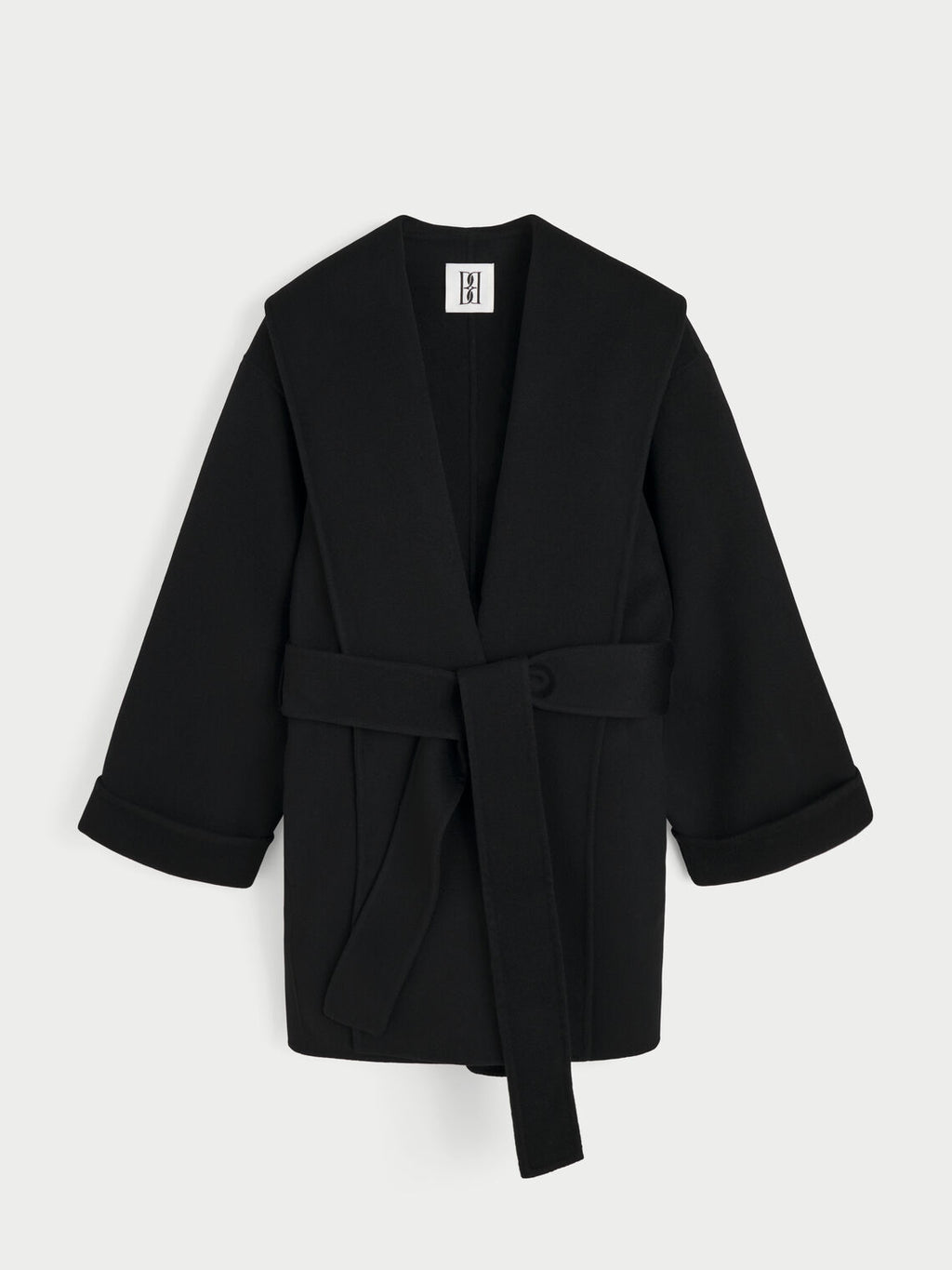 TRINELLE kort kåpe fra By Malene Birger i fargen sort, laget i 100% ull. Sjal-liknende krage/slag, rett i modellen og avtagbart belte.