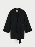 TRINELLE kort kåpe fra By Malene Birger i fargen sort, laget i 100% ull. Sjal-liknende krage/slag, rett i modellen og avtagbart belte.