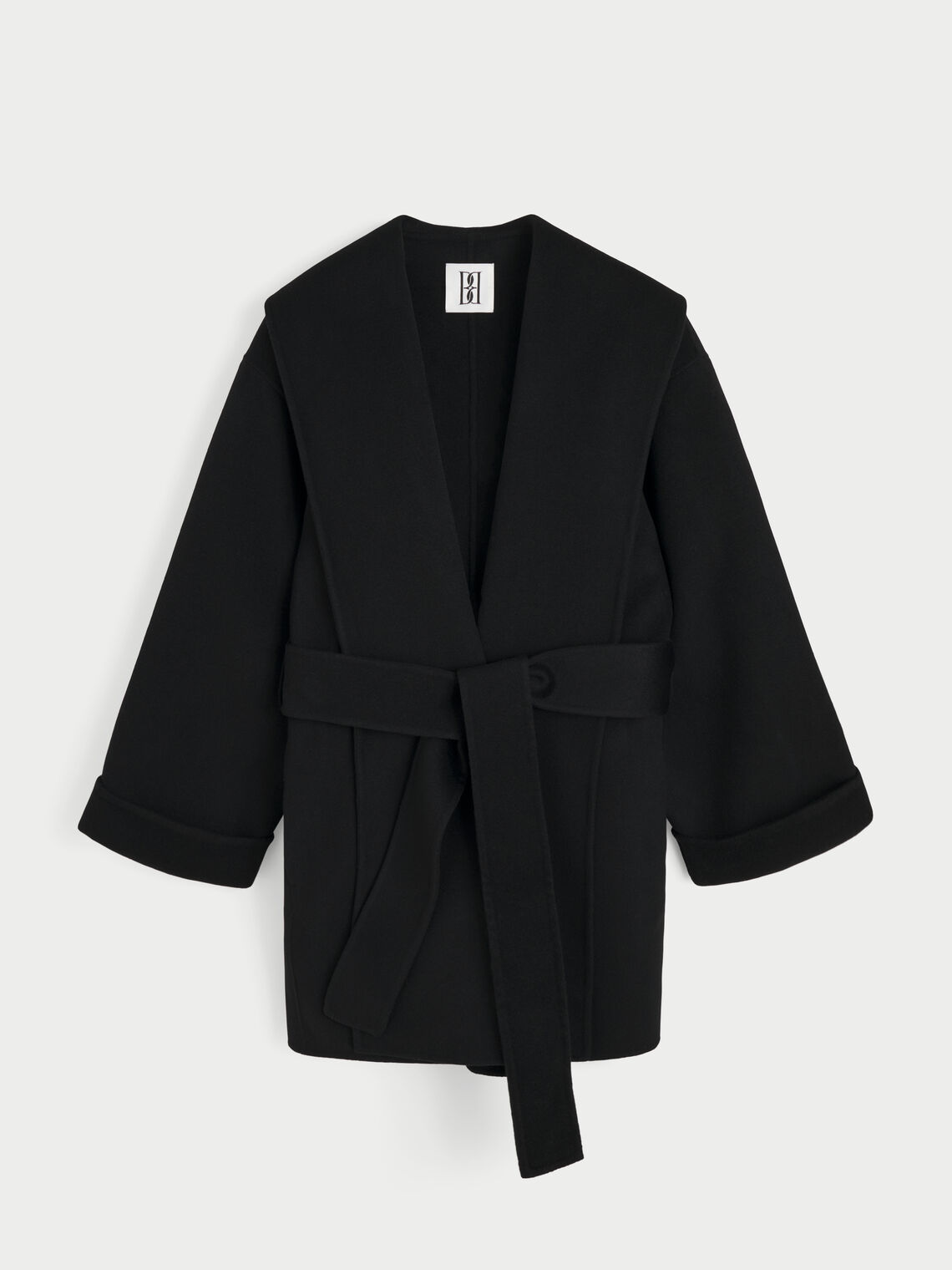 TRINELLE kort kåpe fra By Malene Birger i fargen sort, laget i 100% ull. Sjal-liknende krage/slag, rett i modellen og avtagbart belte.