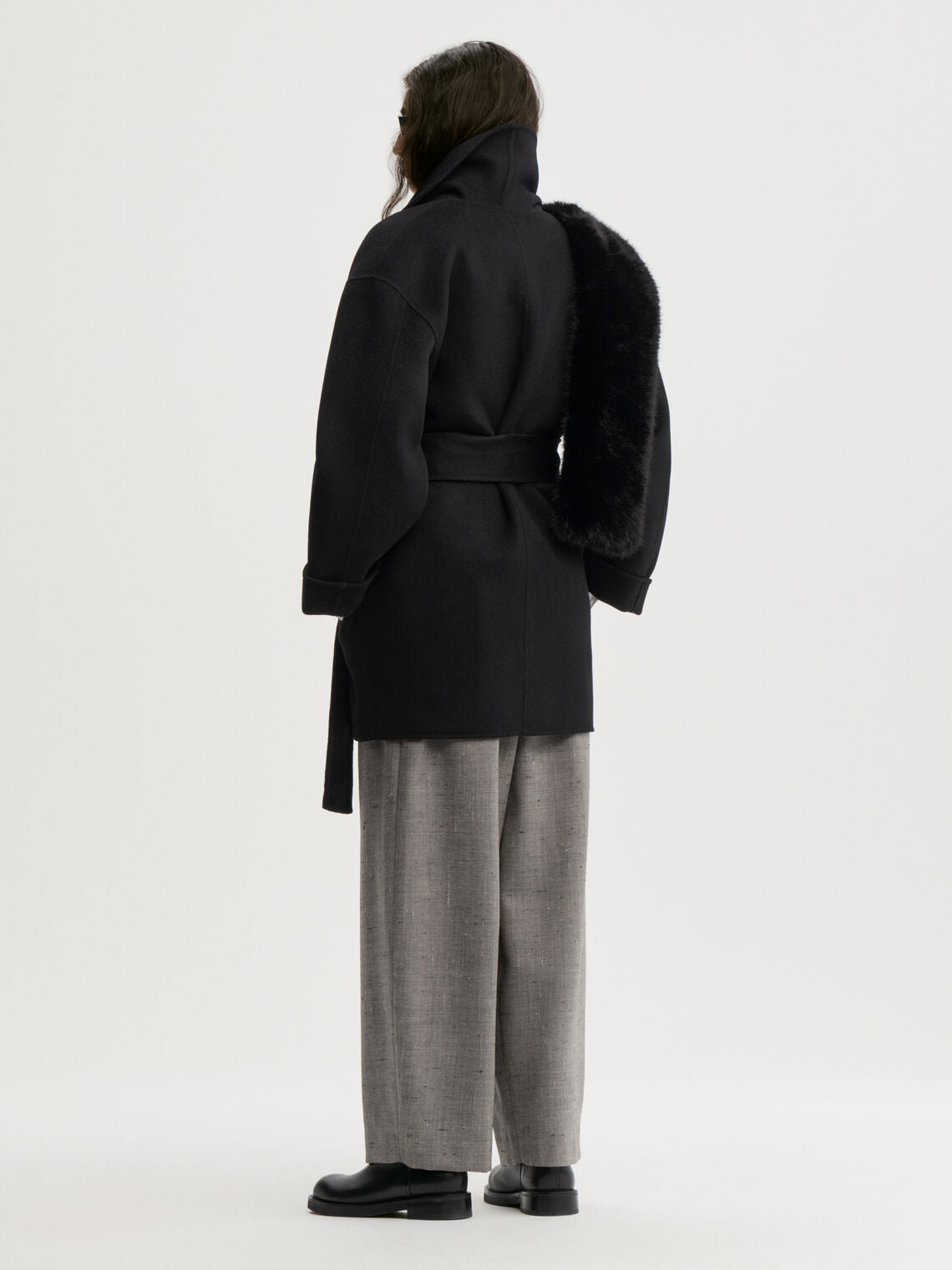 TRINELLE kort kåpe fra By Malene Birger i fargen sort, laget i 100% ull. Sjal-liknende krage/slag, rett i modellen og avtagbart belte.