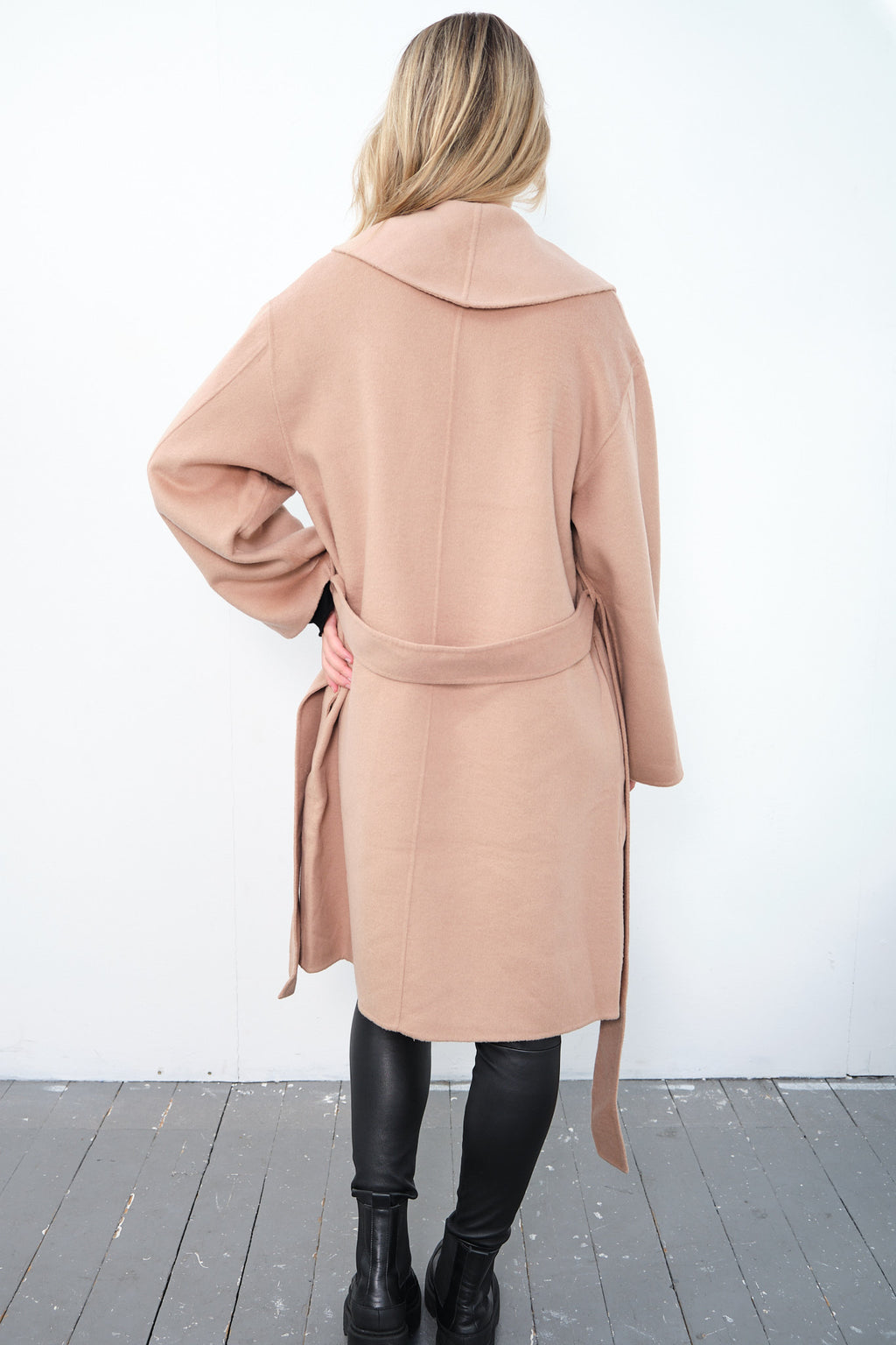 By Malene Birger Trullas kåpe i brun, med en sjal-lignende krage og en rett passform, laget av 100% ull.