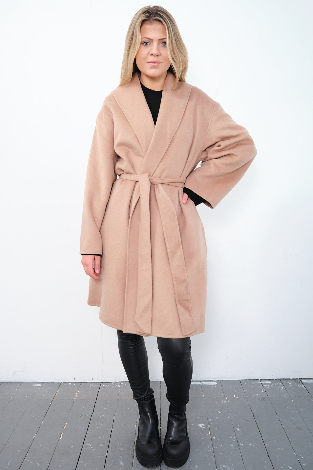 By Malene Birger Trullas kåpe i brun, med en sjal-lignende krage og en rett passform, laget av 100% ull.