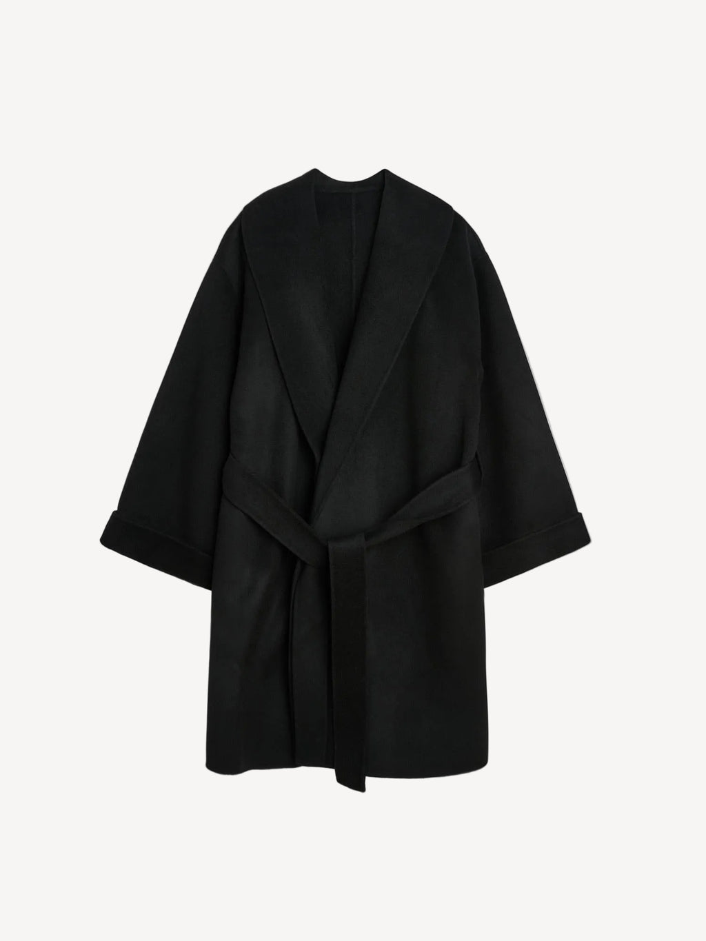 By Malene Birger Trullas kåpe i sort, med en sjal-lignende krage og en rett passform, laget av 100% ull.