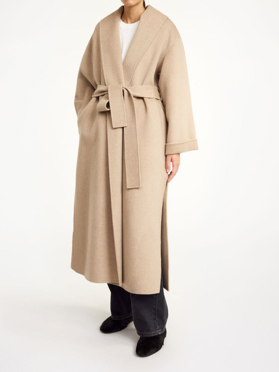 By Malene Birger Trullem kåpe i beige, laget av 100% ull, med sjal-lignende krage, rett passform og avtagbart belte.