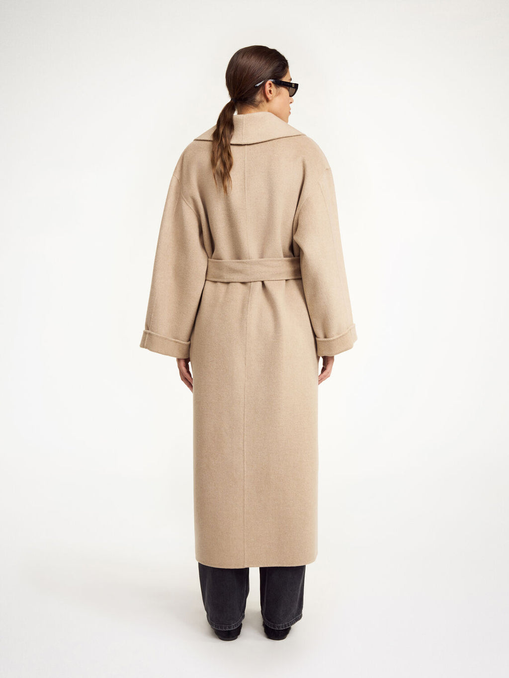 By Malene Birger Trullem kåpe i beige, laget av 100% ull, med sjal-lignende krage, rett passform og avtagbart belte.