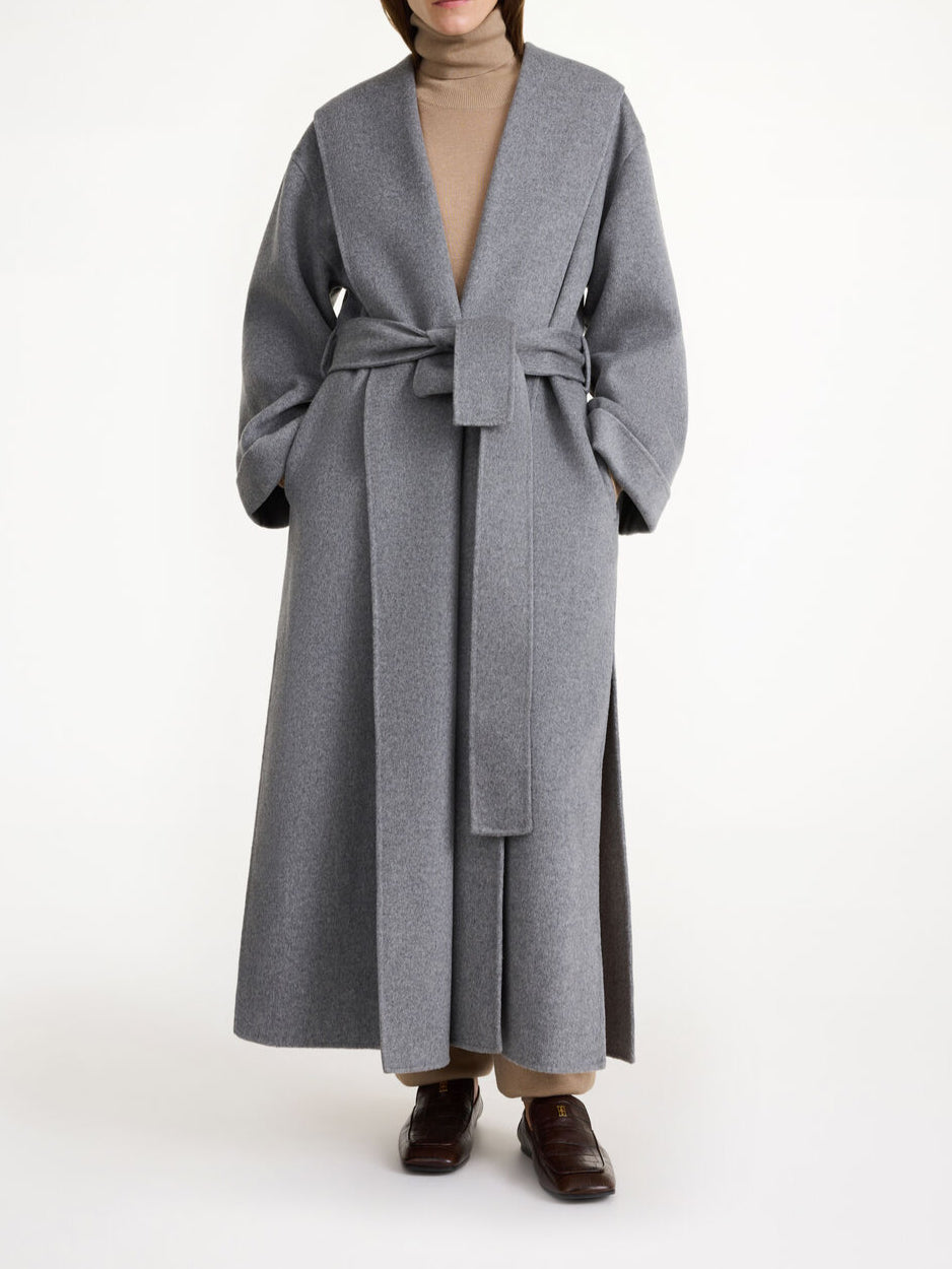 By Malene Birger Trullem kåpe i grå, med rett passform, laget av 100% ull, og sjal-lignende krage.