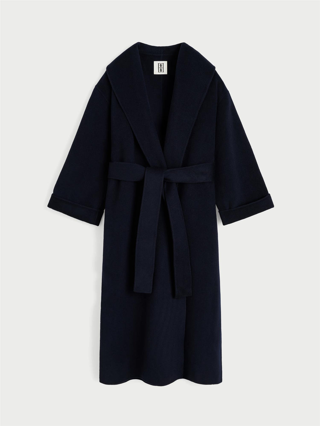 TRULLEM kåpe fra By Malene Birger i fargen mørkeblå, laget i 100% ull. Rett i modellen med sjal-liknende krage/slag og avtagbart belte.