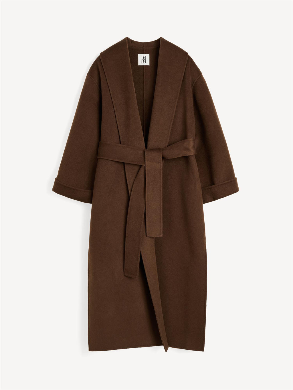By Malene Birger Trullem kåpe i mørkebrun, med rett passform, laget av 100% ull, og sjal-lignende krage.