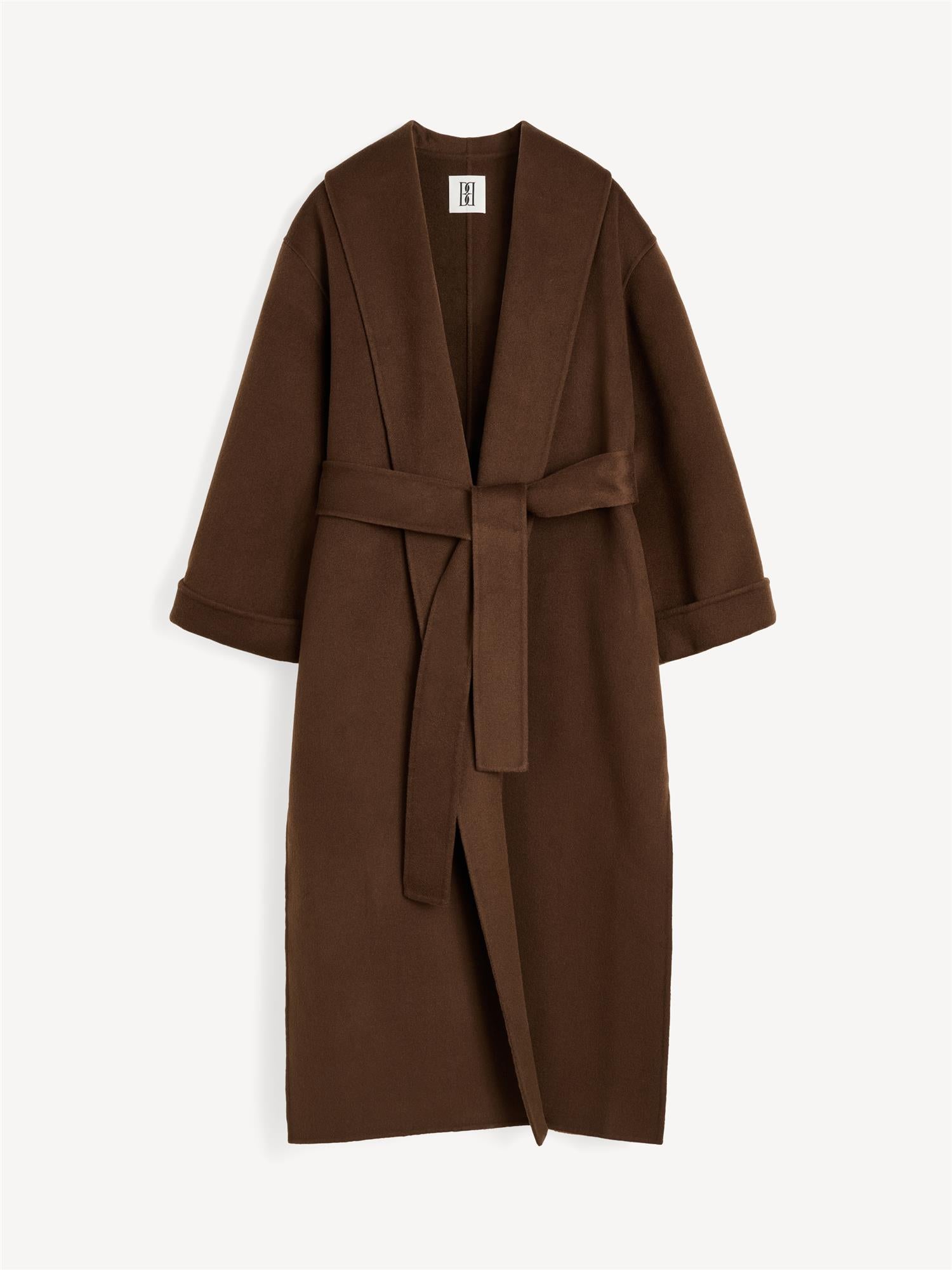 By Malene Birger Trullem kåpe i mørkebrun, med rett passform, laget av 100% ull, og sjal-lignende krage.