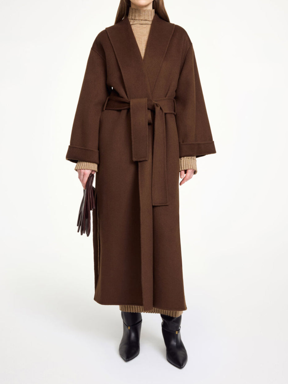 By Malene Birger Trullem kåpe i mørkebrun, med rett passform, laget av 100% ull, og sjal-lignende krage.