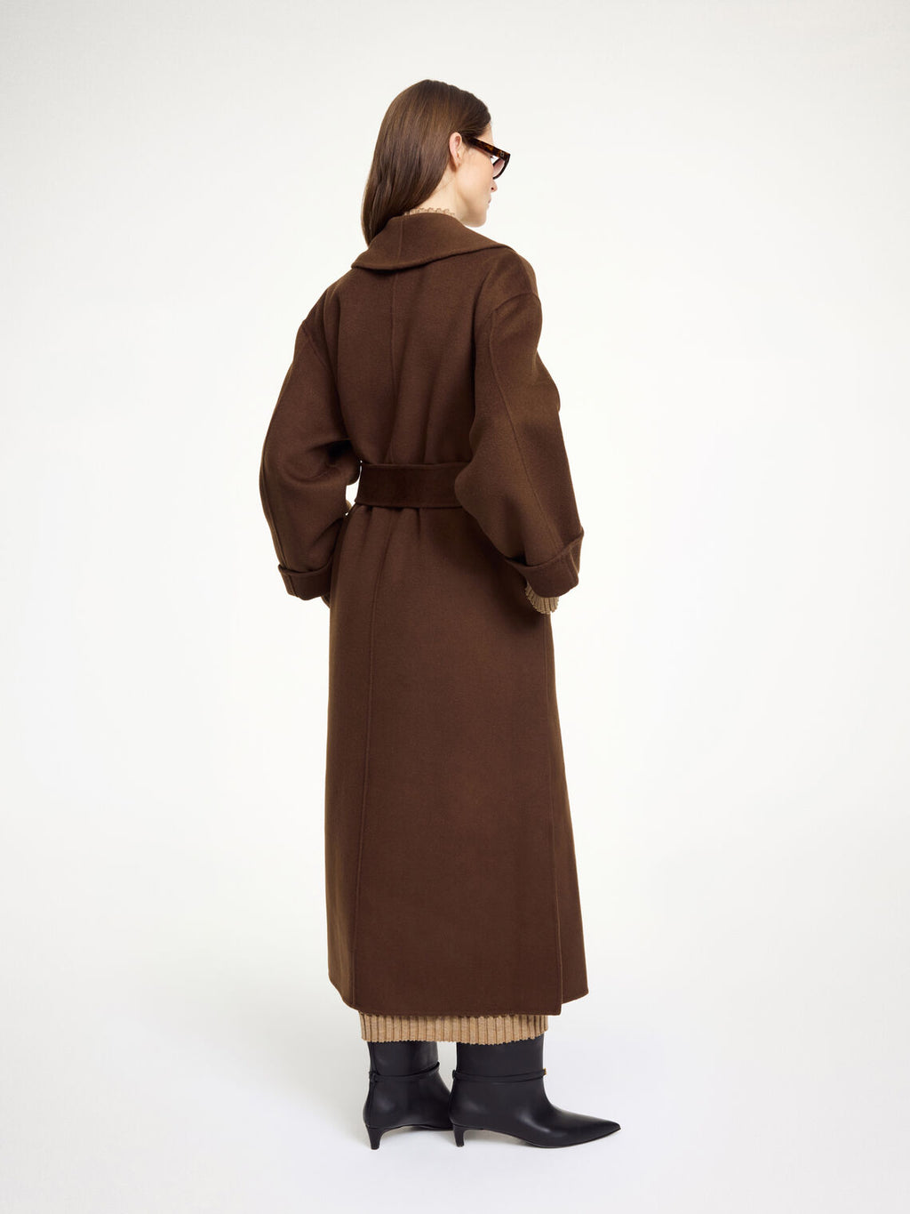 By Malene Birger Trullem kåpe i mørkebrun, med rett passform, laget av 100% ull, og sjal-lignende krage.