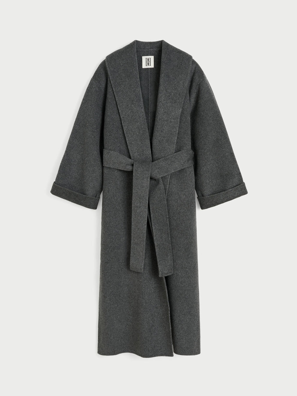 TRULLEM kåpe fra By Malene Birger i fargen mørkegrå, laget i 100% ull. Rett modell med sjal-liknende krage, lommer i siden og avtagbart belte.